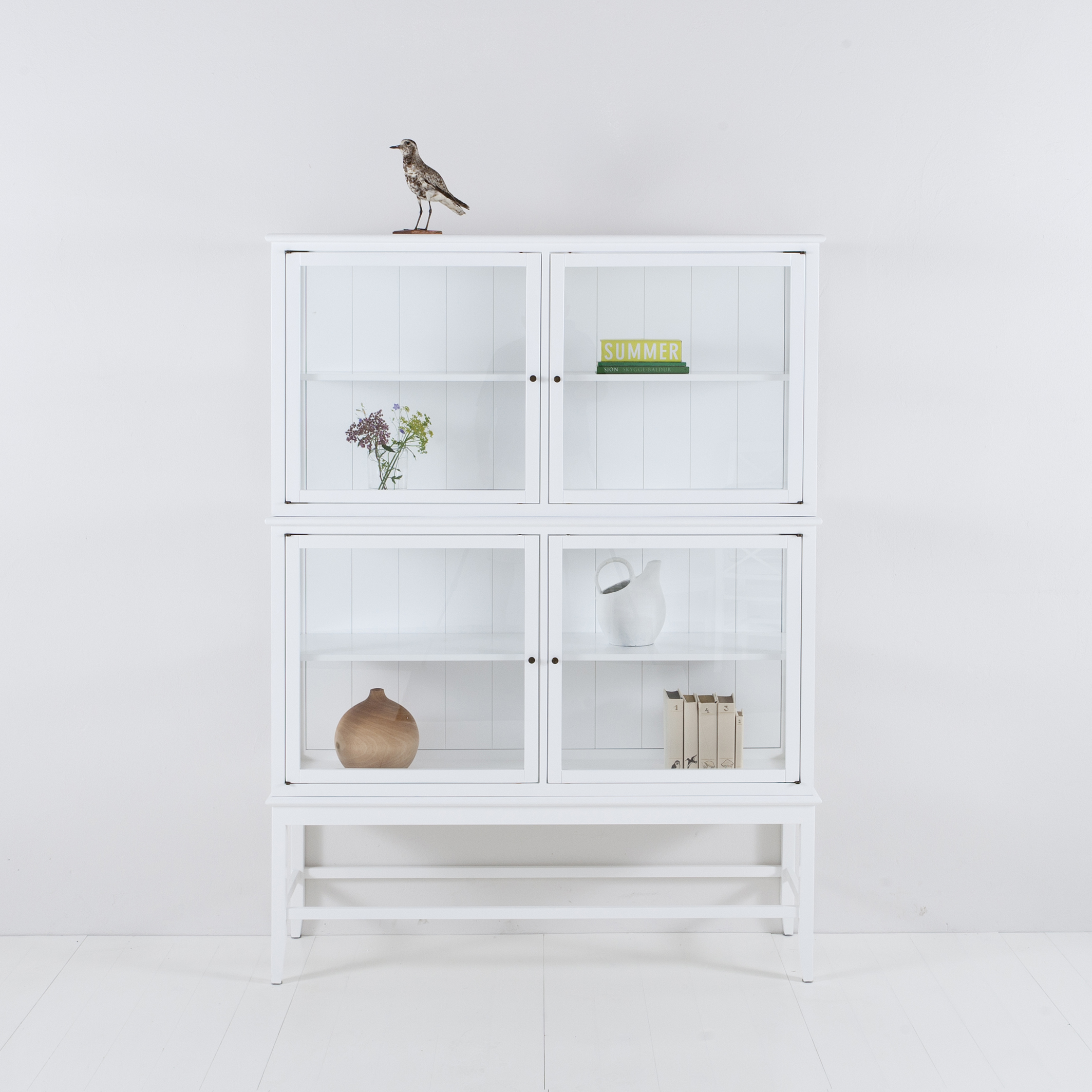 Oliver Furniture Vitrinskåp Med Ben, Vitt 091417 Oliver Furniture Vitrinskåp Med Ben, Vitt 091417