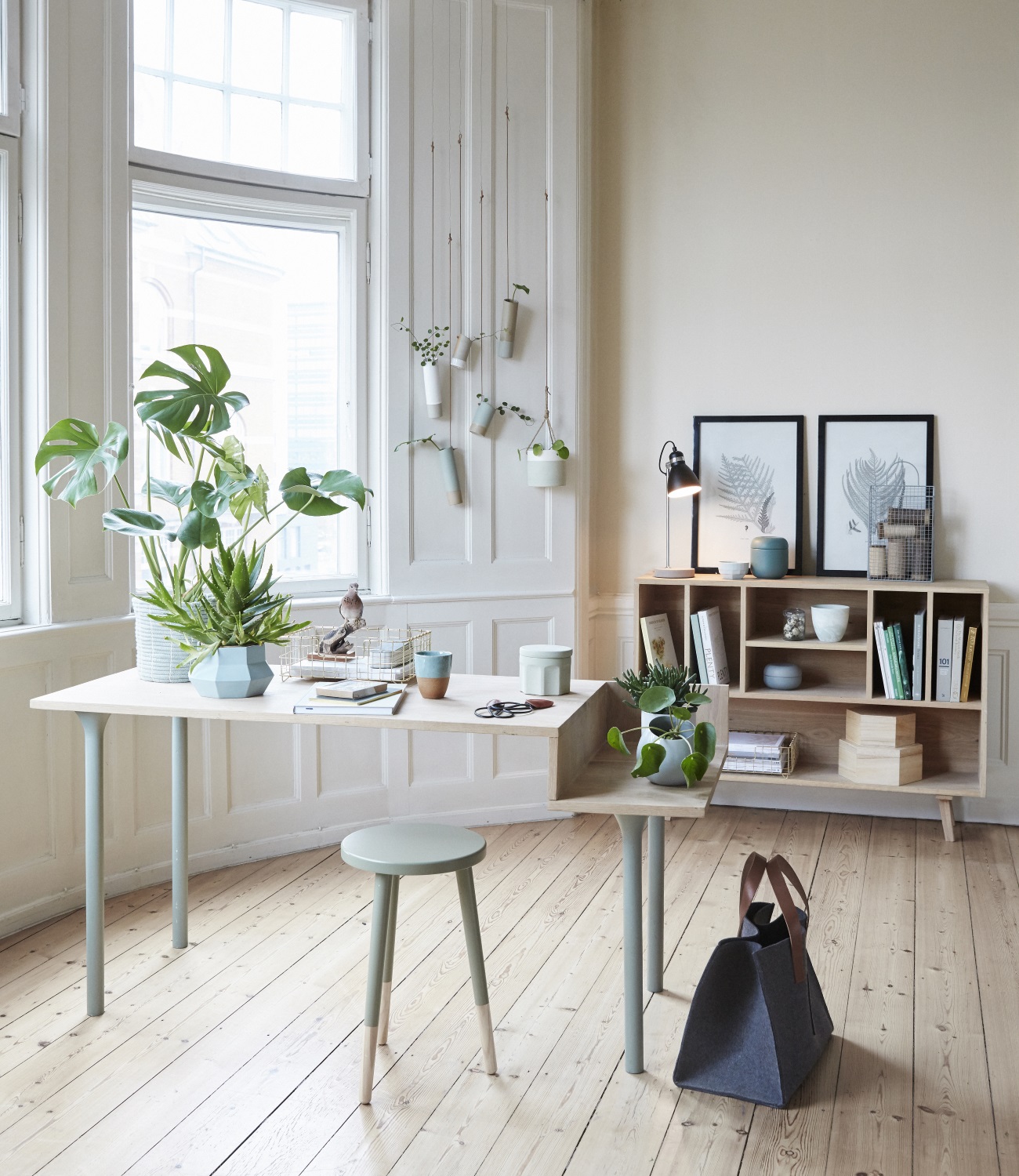Hylla med ben/ 7 rum 120 cm ek, hubsch