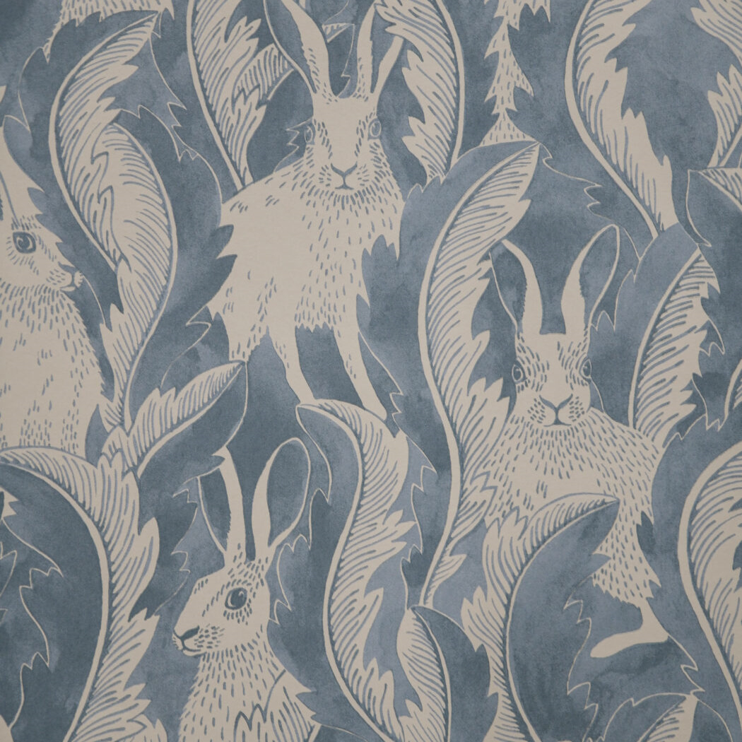 Tapet Hares in Hiding Smokey Blue Långelid / von Brömssen